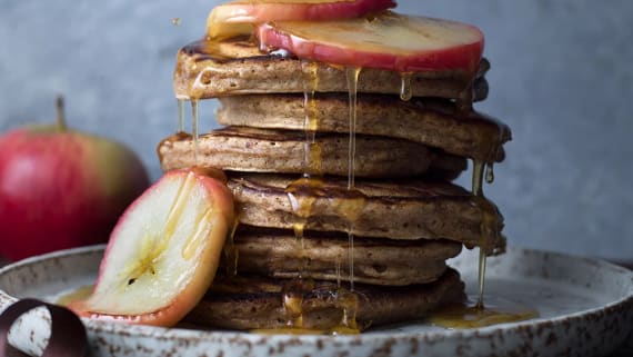 Amerikanska pepparkakspannkakor med stekt äpple