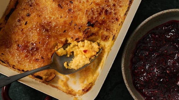 Saffransrispudding brûlée med björnbärskompott