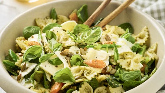 Pastasallad med grönsaker, grillost och pesto