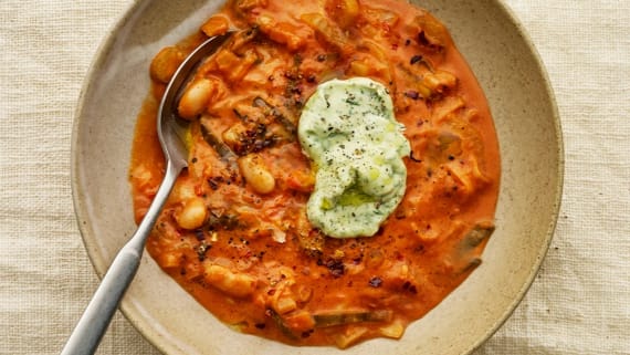 Tomatsoppa med bönor, fänkål och dillmajonnäs