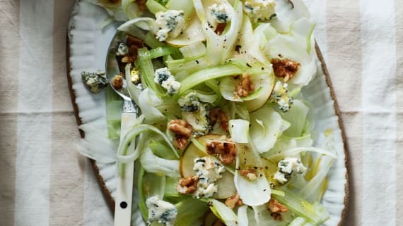Selleri- och fänkålssallad med päron, ädelost och valnötter