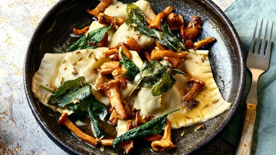 Vildsvinsravioli med kantareller och salviasmör