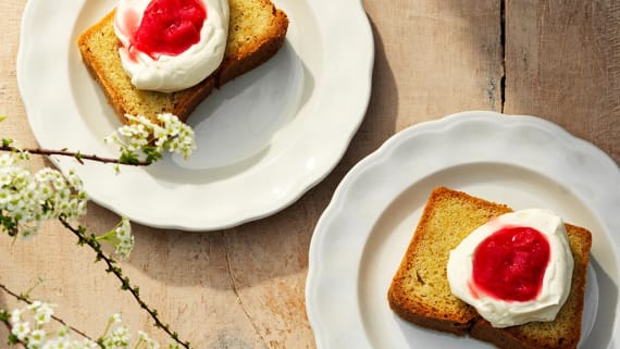 Olivoljekaka med rabarberkompott och frosting
