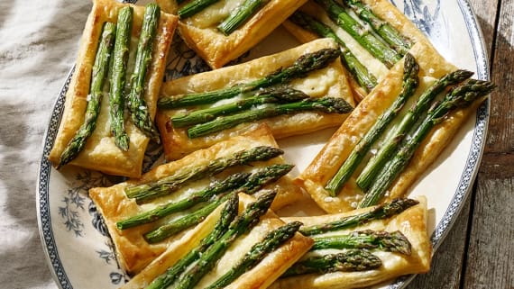 Små smördegspajer med brie och sparris