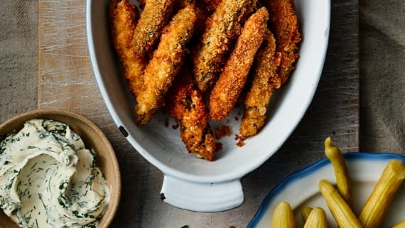 Friterad vildgurka med krämig dilldipp