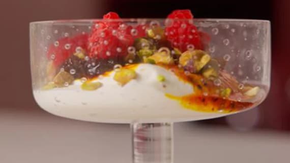 Yoghurt med kryddmarinerade aprikoser