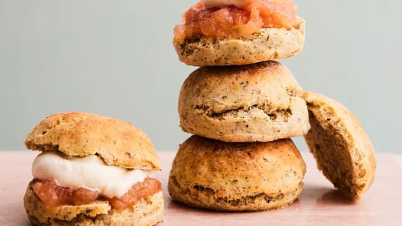 Earl grey-scones med äppelkompott och vaniljgrädde