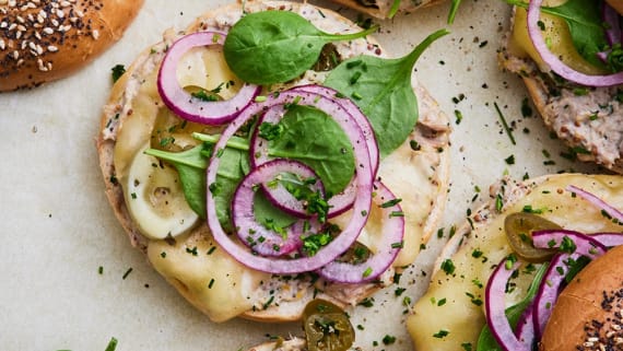 Tuna melt bagel med citron, spenat och picklad jalapeño