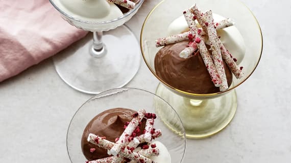 Chokladkräm med hallon- och lakritsmaräng