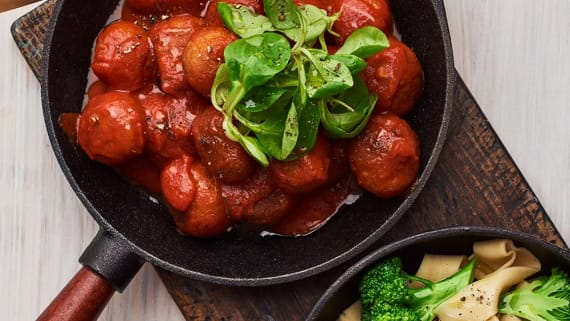 Grönsaksbullar i tomatsås med pasta och broccoli
