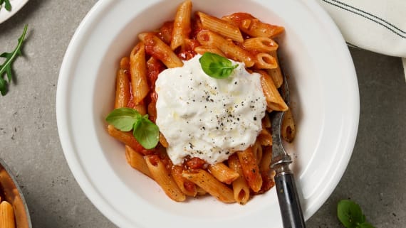 Penne all'arrabiata med stracciatella