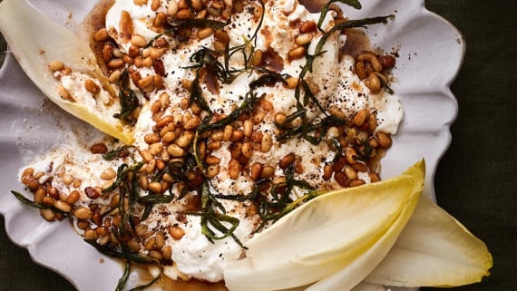 Burrata med brynt rosmarinsmör och pinjenötter