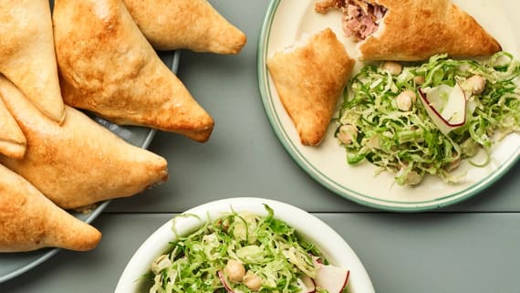 Piroger på julskinka med fikon och brysselkålssallad