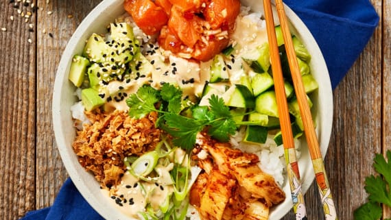 Poké bowl med lax och kimchi