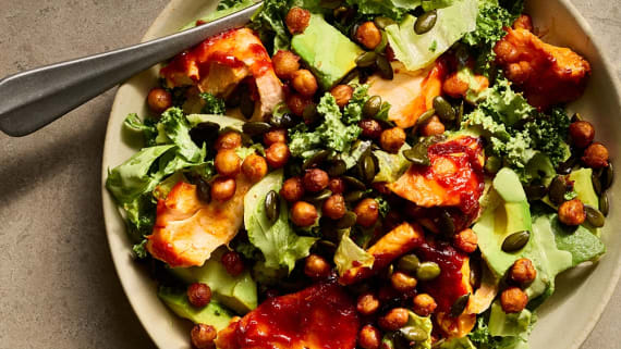 Sallad med green goddess och gochujanglax