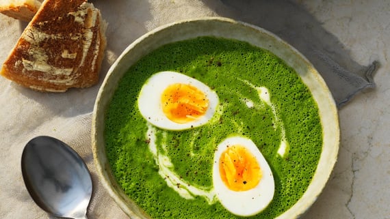 Soppa med nässlor och ärtor