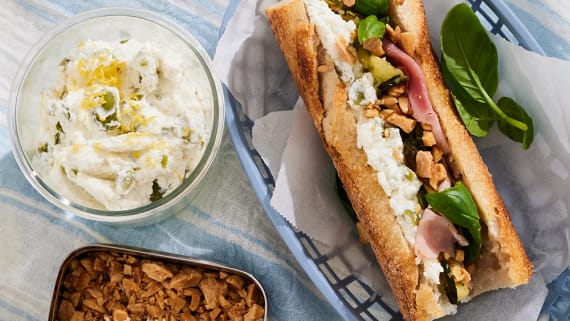 Oliv- och ricottaröra i baguette med skinka och mandlar