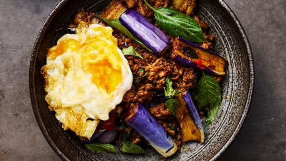 Fläskfärs med aubergine, chili och thaibasilika
