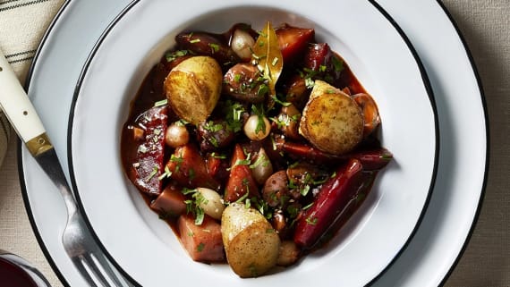 Snabb boeuf bourgignon på rödbetor