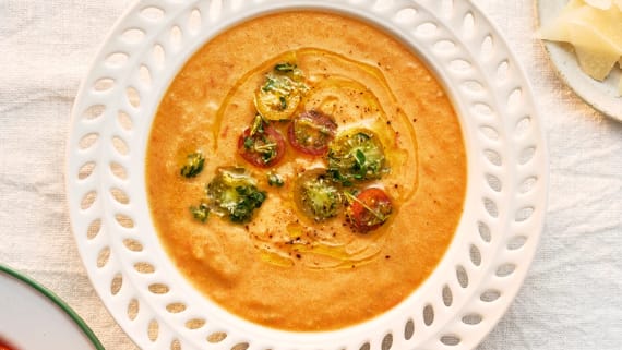 Soppa med marinerade och bakade tomater