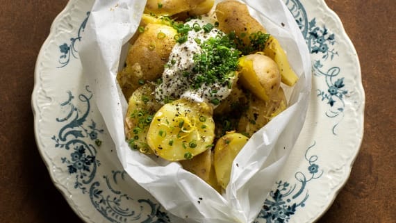 Smörkokt färskpotatis på grillen