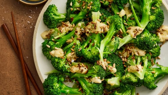 Ångad broccoli med sardelldressing