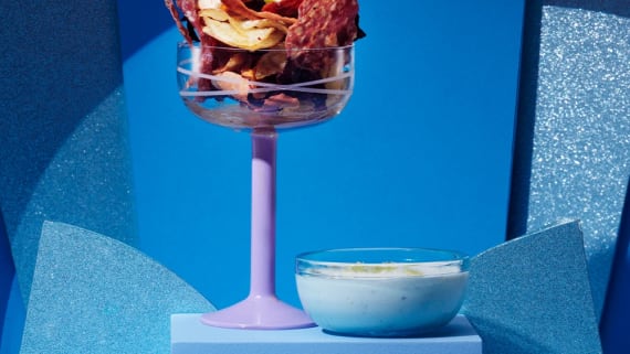 Chips på salami med limefärskost och hotsauce