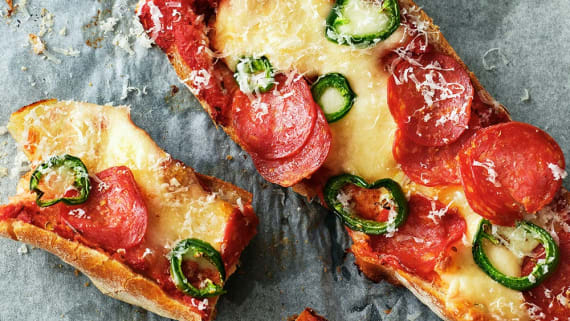 Baguettepizza med pepperoni och jalapeño
