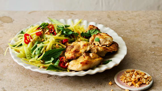 Kokoskyckling med mango-och gurksallad