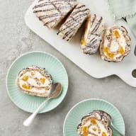 Budapestrulle med mandariner i. grädde och chokladsträngar på toppen.