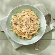 Skål med krämig strimlad kålssallad, coleslaw