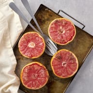 Grapefrukt som har blivit karamelliserad.