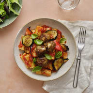 Köttbullar i tomatsås med rostade grönsaker och pasta