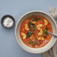 Tomatsoppa med pasta och spenat