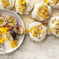 Pavlovas i ministorlek med smak av sesam toppade med en syrlig kräm av crème fraiche, hackad mango och passionsfrukt.