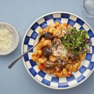 Pasta med tomatsås köttbullar och kålsallad