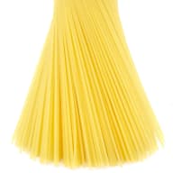 Olika sorters pasta visas upplagda i prydliga högar mot en vit bakgrund.
