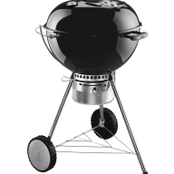 En rund grill med lock står på ett stativ med hjul.