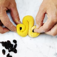 En lussekatt vikt som en julbock eller vädur med russin i 
