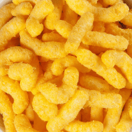 En skål fylld med ostbågar.