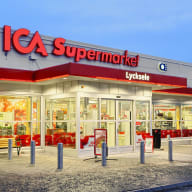 Entré till ICA Supermarket i Lycksele med butiksskyltar.