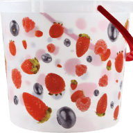 En plastmugg med mönster av bär och frukter på utsidan och ett sugrör.
