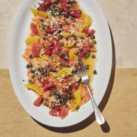 Apelsinsallad på ett vitt fat.