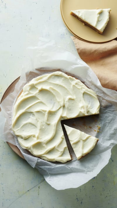 En morotskladdkaka ligger på ett bakplåtspapper på ett bord.