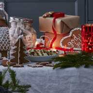 Julbord med granris som dekoration