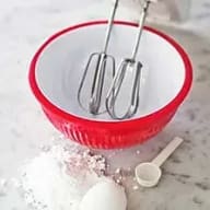 En röd bunke, en elvisp och florsocker