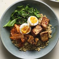 marinerad tofu med mathavre, spenat, kimchi och ägg