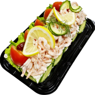 En sallad med räkor, citronskivor, tomater och gurka serveras i en plastbehållare.