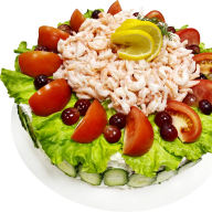 En tallrik med räkor, tomater, druvor och salladsblad på en bädd av gurka.