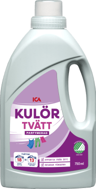 En flaska med tvättmedel för kulörtvätt från ICA står mot vit bakgrund.